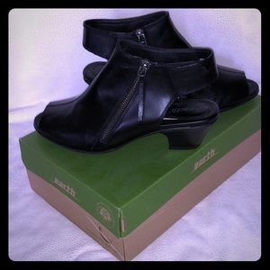 Earth Leather Peep-Toe Booties sz 10 Medium